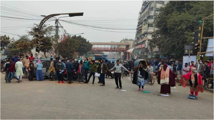 নোটিশ না দিয়ে পরীক্ষা স্থগিত, শিক্ষার্থীদের রাস্তা অবরোধ